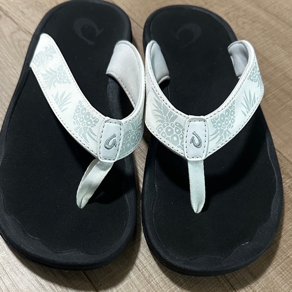 OluKai Shoes - OluKai Women’s Flip Flop Sandals. White with Pineapples